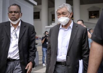 AHMAD Zahid Hamidi hadir di Mahkamah Tinggi Kuala Lumpur bagi perbicaraan kes pecah amanah, rasuah dan pengubahan wang haram dana Yayasan Akalbudi. - FOTO/FAIZ ALIF AHMAD ZUBIR