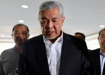 AHMAD Zahid Hamidi tiba di Kompleks Mahkamah Sultan Salahuddin Abdul Aziz Shah, Shah Alam, Selangor, semalam untuk mendengar perbicaraan kes rasuah kontrak UKSB.