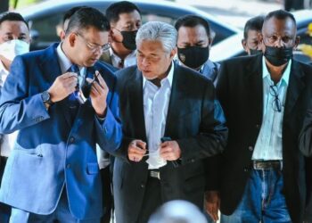 AHMAD Zahid Hamidi hadir di Mahkamah Tinggi Kuala Lumpur bagi perbicaraan kes pecah amanah, rasuah dan pengubahan wang haram dana Yayasan Akalbudi. - FOTO/MOHD. FIRDAUS MOHD. JOHARI