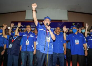 AHMAD Zahid Hamidi melaungkan kata-kata semangat sebagai penamat ucapannya pada Majlis Pelancaran Jentera Pemuda PRK DUN Slim di Felda Residen Trolak, Tanjung Malim, hari ini. - FOTO/SHIDDIEQIIN ZON