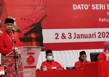 AHMAD Zahid Hamidi berucap pada Mesyuarat Perwakilan UMNO Bahagian Bagan Datuk, Perak hari ini. - FOTO/AIN SAFRE BIDIN