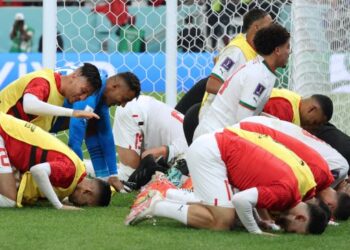 PEMAIN Maghribi meraikan kejayaan menumpaskan Kanada dalam aksi terakhir Kumpulan F di Stadium Al-Thumama, Doha semalam untuk melangkah ke peringkat kalah mati Piala Dunia 2022. – AFP