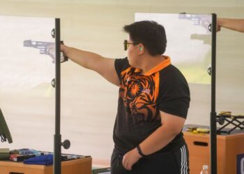 Alia Sazana Azahari meraih pingat perak dalam acara sports pistol 25 meter Sukan SEA Vietnam, semalam.