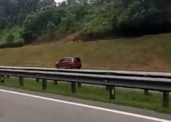 TANGKAP layar video berdurasi 36 saat yang memaparkan sebuah kereta jenis Perodua Alza berwarna merah yang dipandu secara melawan arus di lorong kecemasan Lebuhraya Utara Selatan sekitar kawasan hentian rehat Senawang di Kilometer 248 (Utara) menuju ke arah Kilometer 240 (Utara), Seremban semalam. - FOTO MEDIA SOSIAL