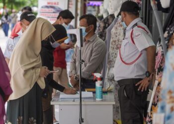 ORANG awam perlu mematuhi SOP dengan mengimbas suhu dan mendaftar masuk aplikasi My Sejahtera semasa memasuki premis. - AMIR KHALID