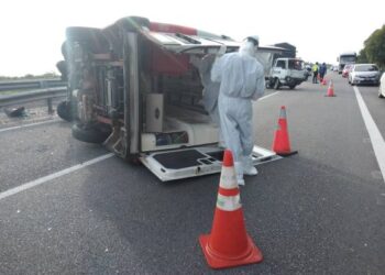 AMBULANS yang terbalik selepas terlibat dalam kemalangan dengan sebuah lori di Kilometer 52.6, Lebuh Raya Utara Selatan (PLUS), arah utara, Alor Setar, Kedah, hari ini.