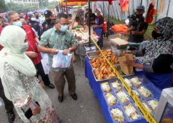 AMIRUDIN Shari beramah mesra bersama peniaga ketika lawatan ke Program Jelajah Ramadan Kita Selangor di Bazar Ramadan Kosmopleks, Bandar Baru Salak Tinggi, Sepang, Selangor. tahun lalu- UTUSAN/FAISOL MUSTAFA