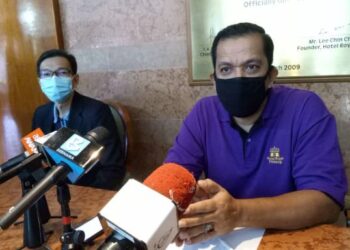 AMRAN Taib (kanan) dan Tan Yew Jin dalam sidang akhbar di Hotel Royal, Georgetown, Pulau Pinang memohon supaya kerajaan mempercepat pemberian vaksin Covid-19 kepada pekerja industri perhotelan di Pulau Pinang dan seluruh negara.