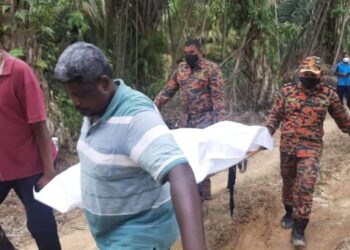 ANGGOTA bomba membawa mayat M. Anbarsan yang mati lemas di Sungai Penggeli berhampiran Ladang Pekan Layang-Layang, Kluang, Johor hari ini. - BOMBA JOHOR