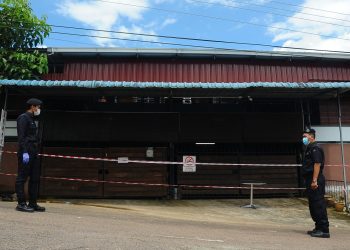 DUA anggota polis mengawal pintu masuk pusat jagaan warga emas di Taman Bahagia, Kluang, Johor, semalam. - FOTO/RAJA JAAFAR ALI