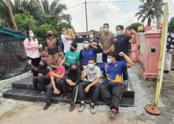 AHMAD Faizal Azumu (tiga, kiri) bergambar bersama Hidilyn Diaz (tiga, kanan) dan atlet remaja di Kampung Kesang Tua, Jasin, semalam. – UTUSAN/AMRAN MULUP