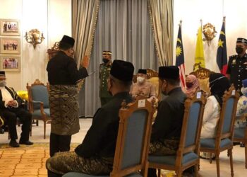 Sulaiman Md. Ali mengangkat sumpah  Ketua Menteri Melaka ke-13 di hadapan Tun Mohd. Ali Mohd. Rustam di Melaka tengah malam tadi.