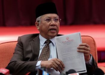 Annuar Musa menunjukkan surat sokongan ahli Parlimen BN terhadap Anwar Ibrahim sebagai Perdana Menteri di Putrajaya, semalam. – UTUSAN/FAISOL MUSTAFA