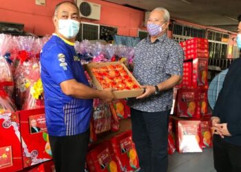 ANNUAR Musa (kanan) menyampaikan limau kepada masyarakat kaum Cina di Taman Puspa, Kok Lamas, Kota Bharu, Kelantan hari ini. - FOTO/ROSLIZA MOHAMED