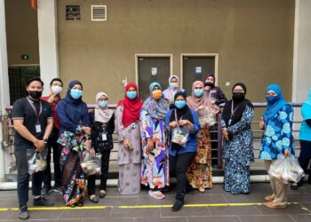 Sebahagian kakitangan dan pensyarah menerima agihan bubur lambuk.