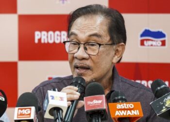 ANWAR Ibrahim dalam sidang akhbar ketika mengumumkan senarai calon yang akan bertanding pada PRU15. - FOTO/MOHD. FARIZWAN HASBULLAH