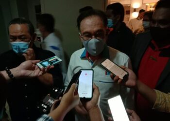 ANWAR Ibrahim ketika ditemui pemberita selepas menghadiri 'Retreat Kepimpinan Keadilan Negeri Sembilan di Port Dickson semalam.