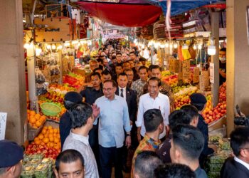 PERDANA Menteri, Datuk Seri Anwar Ibrahim dan Presiden Indonesia, Joko Widodo (Jokowi) menyantuni orang ramai semasa melawat Pasar Chow Kit di Kuala Lumpur, semalam. – PEJABAT PERDANA MENTERI