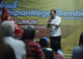 ANWAR Ibrahim sewaktu berucap pada pada Majlis Jelajah Harapan Negeri Sembilan di Bandar Dataran Segar, Lukut, Port Dickson, malam semalam. - FOTO/MOHD. SHAHJEHAN MAAMIN