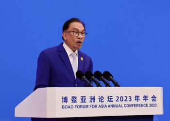 ANWAR Ibrahim menyampaikan ucapan dalam Forum Boao 2023 di Hainan, China, semalam. – FB ANWAR IBRAHIM