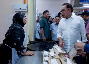 ANWAR Ibrahim menyantuni peniaga di D’Anjung Selera Madani, Bandar Tun Razak, Kuala Lumpur, semalam. – PEJABAT PERDANA MENTERI