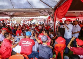 ANWAR Ibrahim berucap dalam majlis minum petang bersama 
penyokong PH di Shah Alam, Selangor, semalam. – UTUSAN/AFIQ 
RAZALI