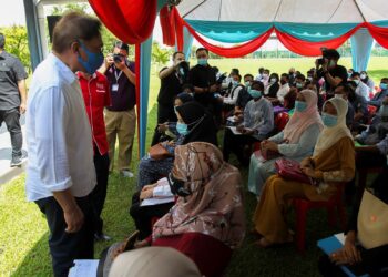 ANWAR Ibrahim bermesra dengan 
calon temuduga terbuka Hospital UCSI di Bandar Springhill, Port Dickson hari ini.