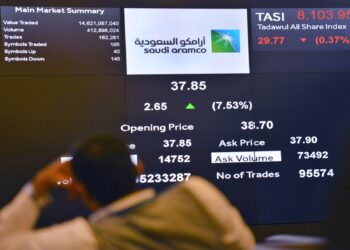 seorang lelaki melihat paparan saham syarikat Saudi Aramco di Bursa Saham Riyadh, Arab Saudi. – AFP