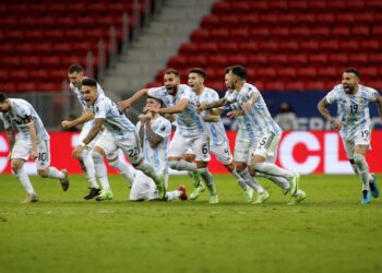 PEMAIN Argentina meraikan kejayaan menewaskan Colombia menerusi penentuan sepakan penalti pada separuh akhir Copa America di Stadium Mane Garrincha, Brasilia hari ini. - AFP