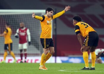 PEMAIN tengah Wolverhampton, Daniel Podence (kiri) meraikan jaringannya bersama rakan sepasukan, Adama Traore dalam aksi Liga Perdana Inggeris menentang Arsenal di Stadium Emirates, London pagi tadi. - AFP