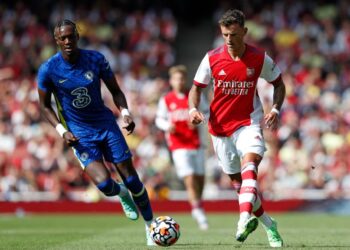 EN White (kanan) membuat penampilan sulung bersama Arsenal ketika menentang Chelsea dalam aksi persahabatan di Stadium Emirates, London kelmarin. – AFP