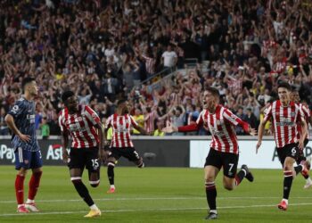 PENYERANG Brentford, Sergi Canos meraikan jaringannya ketika  menentang Arsenal di Stadium Community Brentford, London hari ini. - AFP