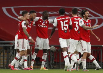 PEMAIN Arsenal meraikan jaringan Pierre-Emerick Aubameyang (dua dari kiri) ketika menentang Manchester City dalam separuh akhir Piala FA di Stadium Wembley, London awal pagi tadi. Arsenal menang 2-0. - AFP