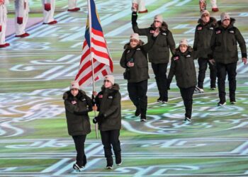 ARUWIN Salehhuddin (kiri) dan Jeffrey Webb membawa Jalur Gemilang dalam upacara pembukaan Sukan Olimpik Musim Sejuk 2022 di Beijing kelmarin. - AFP