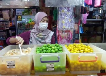 ASILAH Mansor yang berniaga jeruk di Pangkalan Raja Tun Uda, Pulau Pinang bimbang mengenai masa depan perniagaannya selepas operasi feri untuk pejalan kaki bakal dipindahkan ke Swettenham Pier Cruise Terminal (SPCT) bermula 1 Januari 2021.