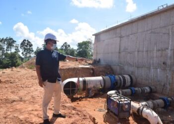 ATEMIN Sulong meninjau projek pembinaan Loji Rawatan Air (LRA) baharu Bukit Berapit di Kuala Nerus dan LRA Losong di Kuala Terengganu hari ini.