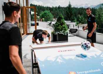 PEMAIN Austria menjalani latihan secara santai di tempat penginapan mereka di Seefeld in Tirol, Austria semalam sebelum berdepan Ukraine dalam perlawanan terakhir Kumpulan C di Bucharest esok. - IHSAN DAS NATIONALTEAM