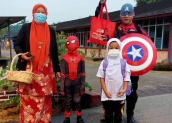 WATAK Captain America dan Spiderman menyambut kedatangan murid  di SK Bukit Rokan, Tampin, semalam. – UTUSAN/NOR AINNA HAMZAH