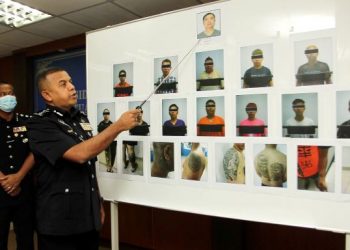 AYOB Khan Mydin Pitchay (kanan) menunjukkan gambar ahli kongsi gelap dalam sidang akhbar di Ibu Pejabat Polis Kontinjen Johor, Johor Bahru hari ini. - FOTO/BAAZLAN IBRAHIM