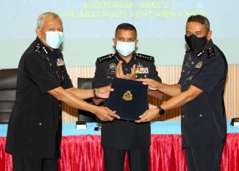 AYOB Khan Mydin Pitchay (tengah) menyaksikan serah terima tugas Razimi Ahmad (kiri) kepada Alzafny Ahmad (kanan) dalam Majlis Serah Terima Tugas Auditorium Aras 2, Ibu Pejabat Polis Kontinjen Johor di Johor Bahru semalam. - FOTO/BAAZLAN IBRAHIM