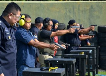 AYOB Khan Mydin Pitchay (dua dari kiri) bersama Presiden Kelab Media Johor, Mohd. Fauzi Ishak (tiga dari kiri) serta pegawai polis dan warga media Johor memulakan acara menembak dalam Majlis Acara Menembak Ketua Polis Johor dan Kelab Media Johor di Lapang Sasar Ladang Rem, Kota Tinggi, hari ini. - FOTO/RAJA JAAFAR ALI