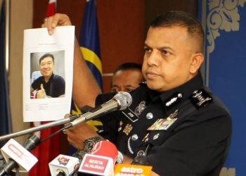 AYOB Khan Mydin Pitchay menunjukkan ahli kongsi gelap, Tan Kim Boon yang dihendaki polis pada sidang akhbar di Ibu Pejabat Polis Kontinjen Johor hari ini. - FOTO/BAAZLAN IBRAHIM