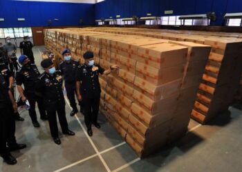 ABD. Rahim Jaafar (kanan) bersama Ayob Khan Mydin Pitchay (dua dari kanan) melihat sebahagian dari 7,000 kotak rokok dengan jumlah nilai RM52 juta pada sidang akhbar di IPD Pontian, Johor hari ini. - FOTO/RAJA JAAFAR ALI