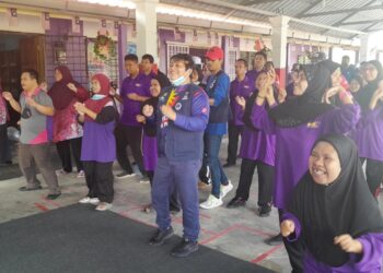 AZALINA Othman Said menyertai program bersama penduduk di PDK Mas Timur, Felda Papan Timur, Kota Tinggi, hari ini.