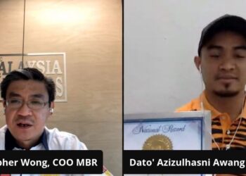 (COO) MBR, Christopher Wong bersama Datuk Azizulhasni Awang dalam sesi penyerahan sijil pengiktirafan Malaysia Book of Records yang dilaksanakan secara maya, hari ini.- IHSAN MALAYSIAN BOOK OF RECORDS