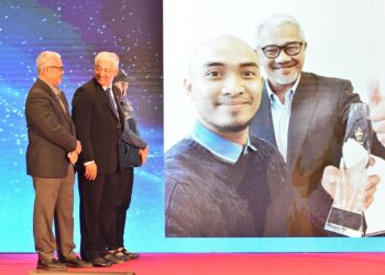 Datuk Mohd Azizulhasni Awang dinobatkan sebagai Atlet Terbaik Persatuan Penulis-Penulis Sukan Malaysia (SAM) pada majlis Anugerah 100Plus Perpaduan SAM 2020/2021.