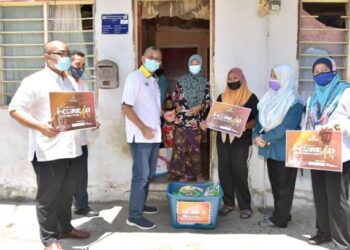 AZLAN (lima dari kanan) menyampaikan sumbangan pada program I-Care4u - Ziarah Kasih Ramadan di Kampung Jarak, Bintong, Kangar, Perlis, hari ini.