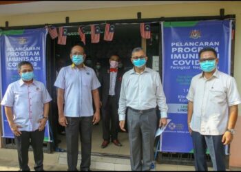 AZLAN (dua dari kanan) pada program imunisasi Covid-19 peringkat negeri Perlis di Klinik Kesihatan Kampung Gial, Arau, Perlis hari ini. - FOTO/SHAHIR NOORDIN