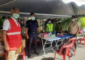 BADROL Hisham Zaki (kiri) semasa menyampaikan sumbangan ke sebuah madrasah di Kuala Terengganu, baru-baru ini.