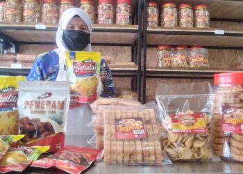 NOR Azizah Amri menunjukkan kuih tradisional bahulu dan peneram dihasilkan oleh NAB Food Industries yang mahu dipasarkan ke luar negara khususnya Thailand.
–  UTUSAN/WAT KAMAL ABAS